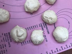 再将醒好的面团分成16个均匀的小面团