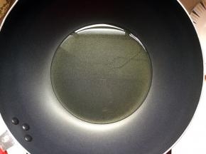 热锅倒油烧至八成热。