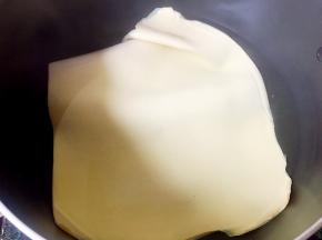 豆腐皮放入开水中煮两分钟捞出沥干水分。