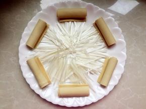 将葱丝和豆腐皮摆入盘中备用。