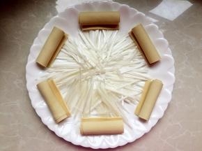 将葱丝和豆腐皮摆入盘中备用。