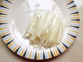 将大葱去心切丝。