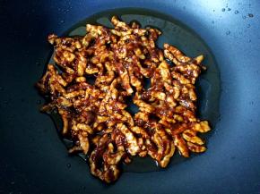 加入调好的酱汁翻炒均匀，片刻出锅。