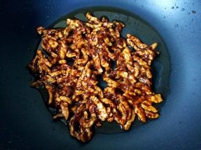 加入调好的酱汁翻炒均匀，片刻出锅。