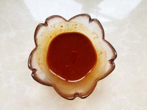 取碗将番茄酱、老抽、蚝油、白糖、淀粉全部倒入，加入两勺清水拌匀。