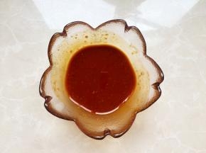 取碗将番茄酱、老抽、蚝油、白糖、淀粉全部倒入，加入两勺清水拌匀。