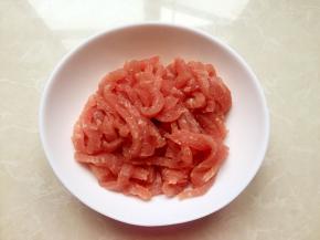 瘦肉切细丝。