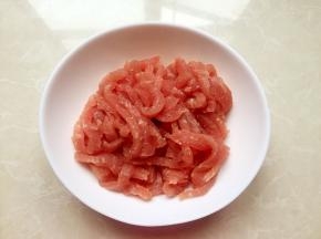 瘦肉切细丝。