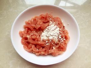 加入适量淀粉拌匀。