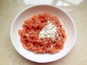 加入适量淀粉拌匀。