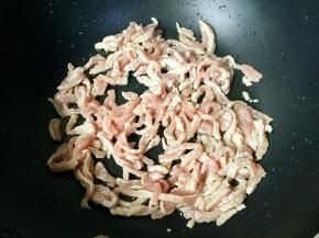 放入肉丝煸炒变色。