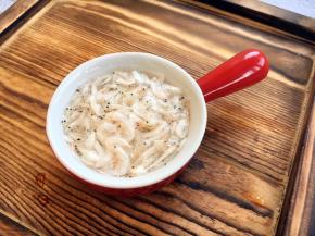 小虾皮冷水清洗，浸泡20分钟左右，沥干水分备用。