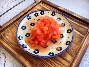 将番茄的皮去掉后切成碎丁。