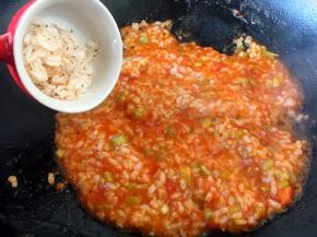 待番茄丝瓜粥浓稠时放入小虾皮。