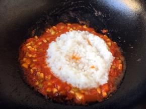 放入一小碗提前煮好的的米粥，小火翻炒。