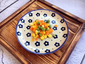 提前将杂蔬菜煮熟。（3岁以上的宝宝可以添加）。