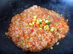 放入煮熟的杂蔬菜（3岁以上的宝宝添加），小火再煮2～3分钟即可。