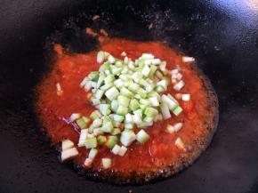 放入丝瓜碎，将丝瓜碎熬软，熬烂，一定要等丝瓜吸足番茄汁再进行下一步。