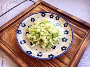 丝瓜清洗干净，去皮，切成小碎丁。