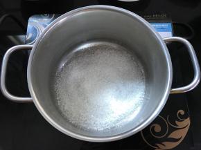 做焦糖菠萝，取一厚底锅，放入60克糖。