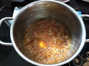 小火煮至琥珀色，加入沸水和黄油搅拌均匀。