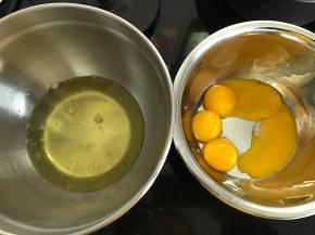 把鸡蛋分离，蛋清和蛋黄分别打入无水无油的打蛋盆中。