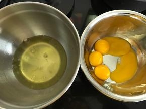把鸡蛋分离，蛋清和蛋黄分别打入无水无油的打蛋盆中。