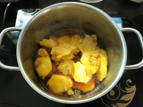 倒入提前切好的菠萝片，快速翻拌上色。