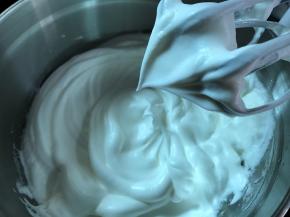 蛋白中分次加入60克糖，用电动打蛋器打至能拉出小尖角。