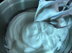 蛋白中分次加入60克糖，用电动打蛋器打至能拉出小尖角。