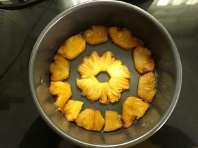 把菠萝铺入模具底部。