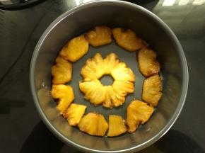 把菠萝铺入模具底部。