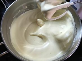 将蛋黄糊全部倒入蛋白中，用打蛋器打匀。