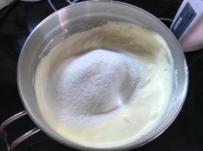 筛入低粉翻拌均匀。