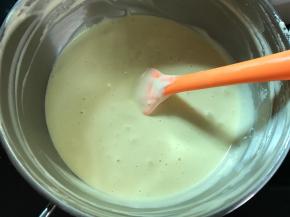 加入牛奶 和植物油拌匀。