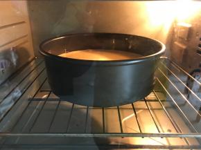 放入预热好的烤箱，上下火，160度，45-50分钟左右。