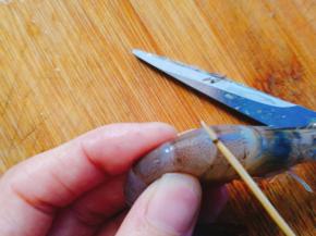 再用牙签挑出黑线