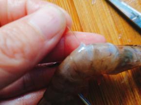 再轻轻用手抽出来