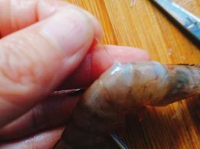 再轻轻用手抽出来
