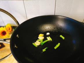 把姜蒜葱头爆香一下，
