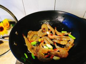 
把虾下去快速翻炒