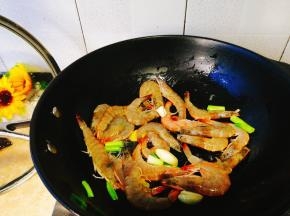 
把虾下去快速翻炒