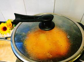 盖上盖子焖煮一会，