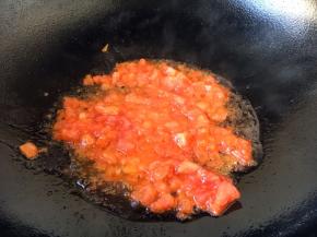 热锅凉油，放入番茄碎，将番茄碎熬软，熬烂。