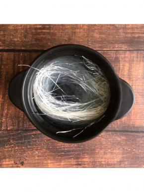 准备一个煲，里放入粉丝，倒入开水浸泡