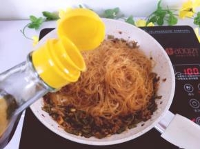 粉丝炒熟后淋少许香油
