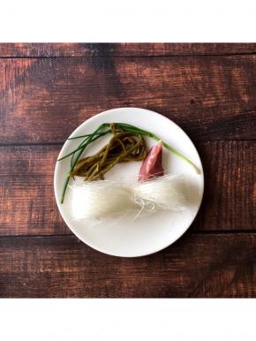 将粉丝，酸豆角，猪肉，香葱准备好