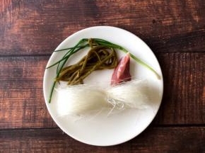 将粉丝，酸豆角，猪肉，香葱准备好