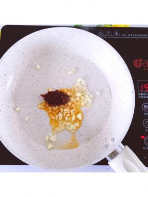 爆香蒜末后放入一勺豆瓣酱