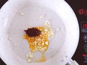 爆香蒜末后放入一勺豆瓣酱